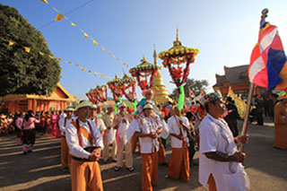 12月17日這天，臘戌的曼殊寺院，聚集了數千位身著傣族傳統服飾的村民，以用來歡慶「佛陀出家」的熱鬧慶典，將每位戒子視如「王子出家」般的尊貴